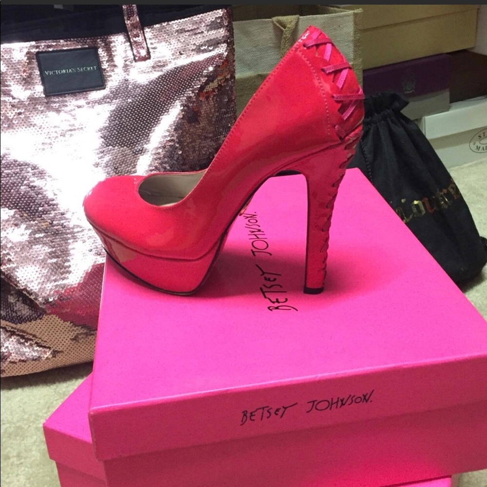 Betsey Johnson “Ditan” platform pump size 7.5
